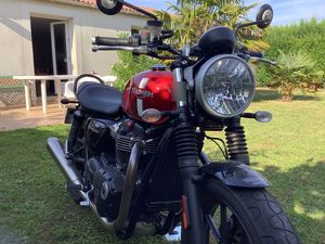 TRIUMPH STREET TWIN 900