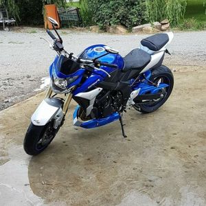 SUZUKI GSR 750