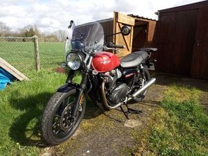 TRIUMPH STREET TWIN 900