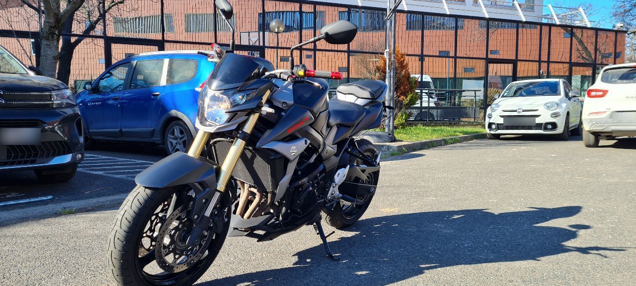 Photo SUZUKI GSR 750
