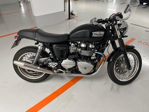TRIUMPH THRUXTON 900
