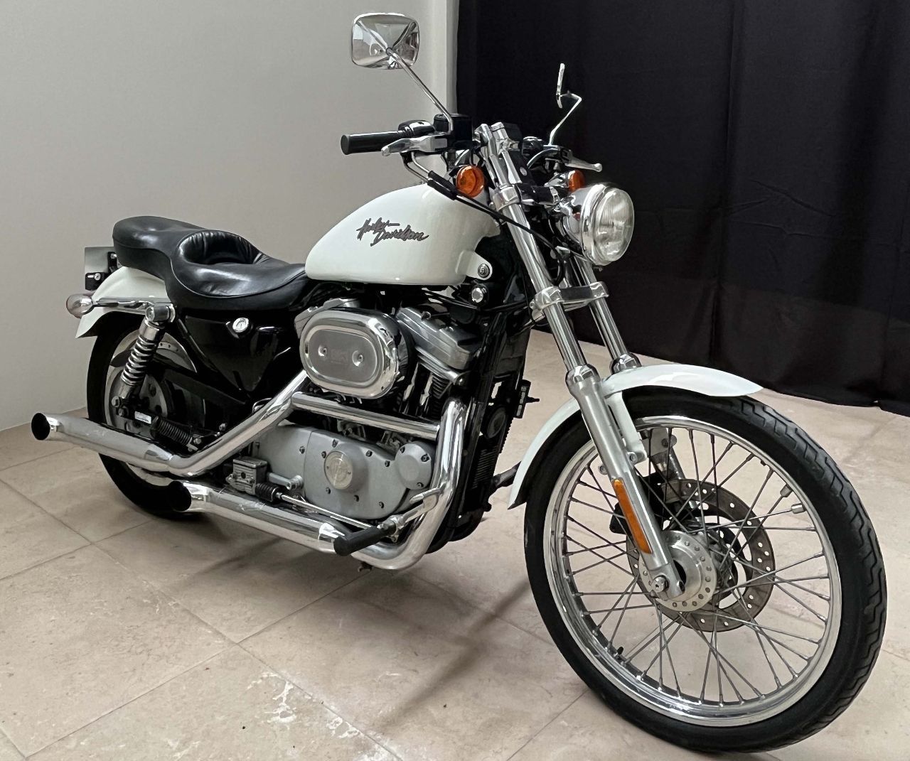 Photo HARLEY DAVIDSON 883