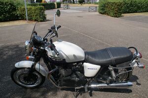 TRIUMPH BONNEVILLE 865