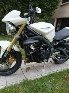 TRIUMPH STREET TRIPLE 675