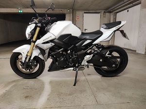 SUZUKI GSR 750