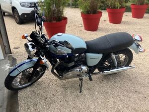 TRIUMPH BONNEVILLE T100