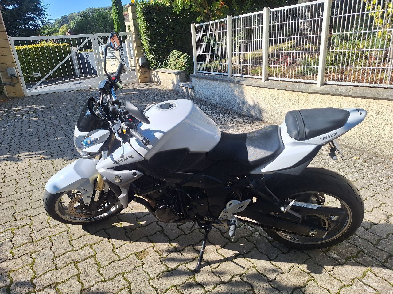 Photo SUZUKI GSR 750 FULL