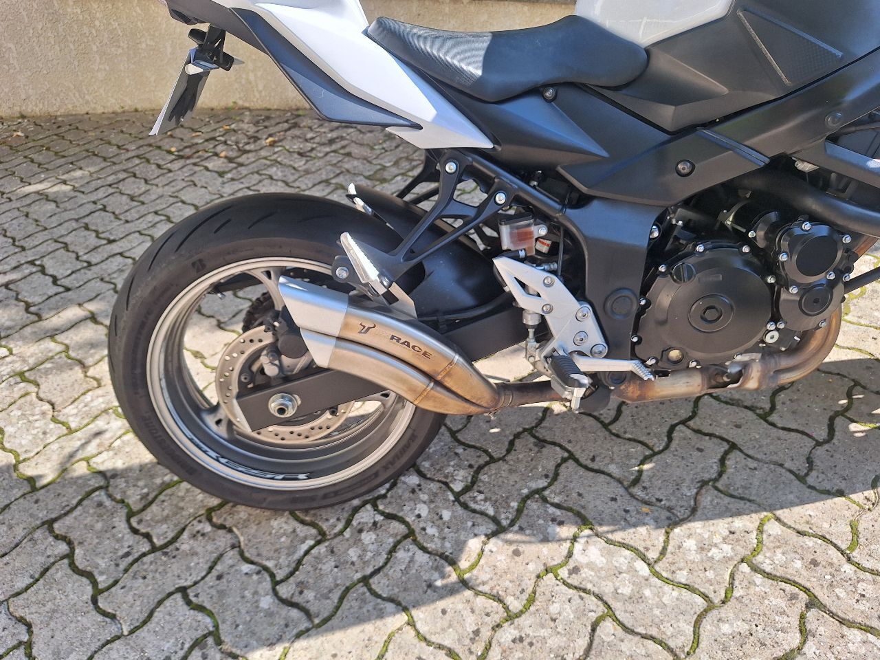 Photo SUZUKI GSR 750 FULL