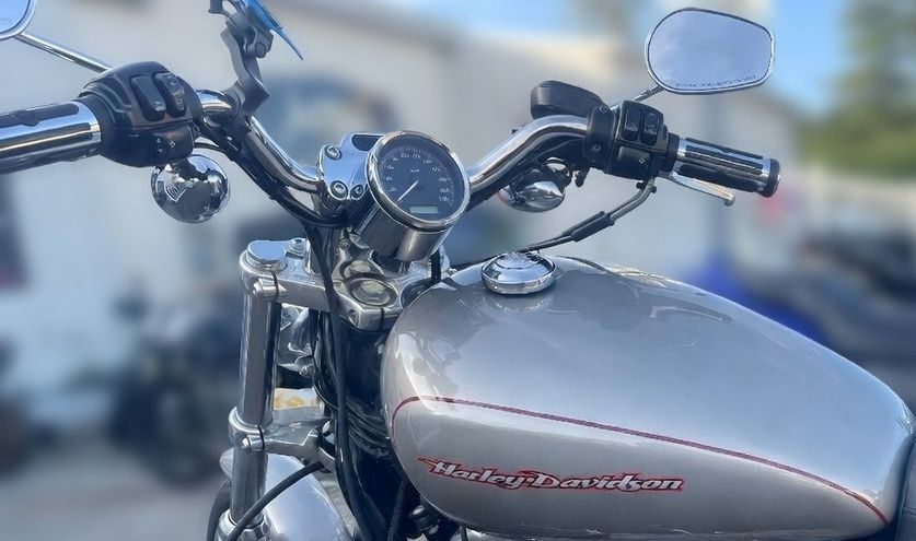 Photo HARLEY DAVIDSON 883