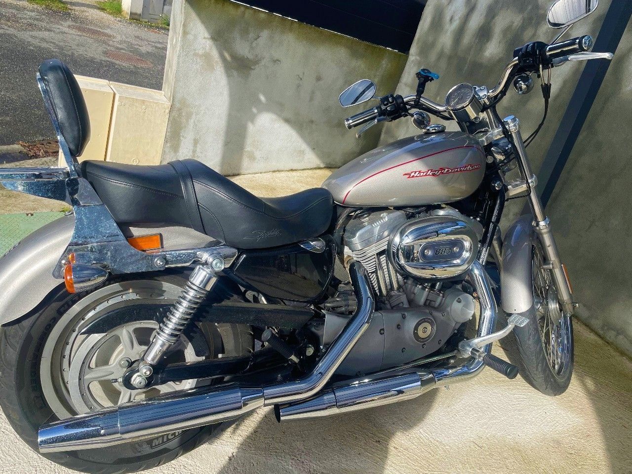 Photo HARLEY DAVIDSON 883