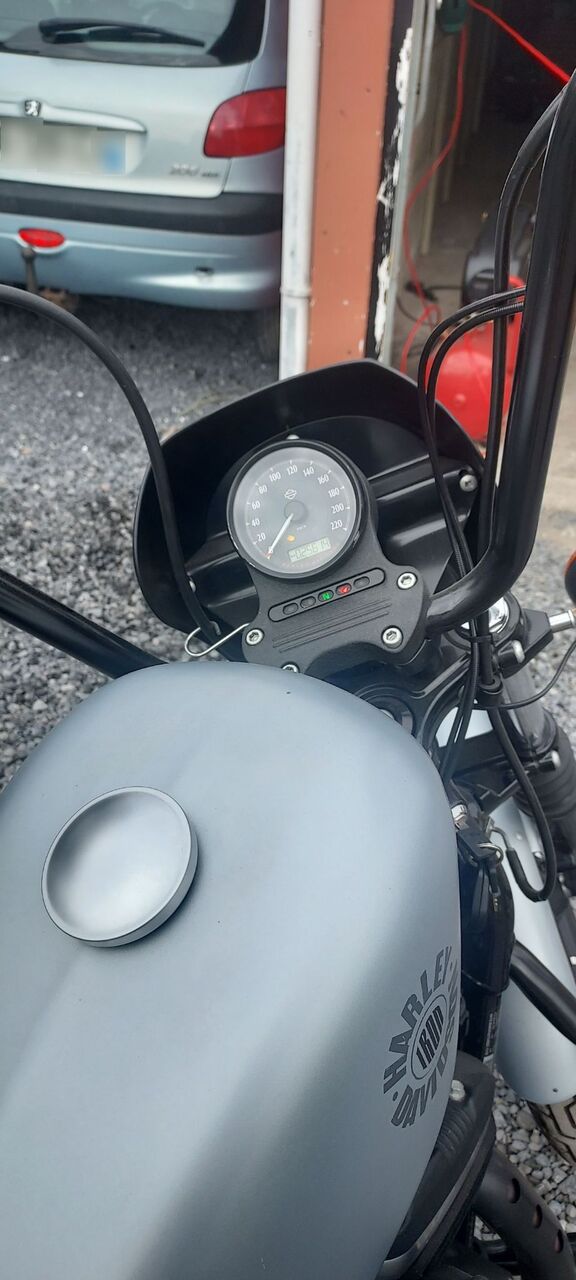 Photo HARLEY DAVIDSON 883