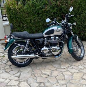 TRIUMPH BONNEVILLE 800